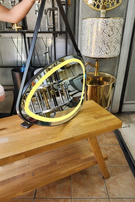 مرآة مضيئة معلقة بحزام جلدي أسود